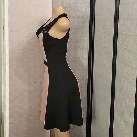 ENFOCUS STUDIO SLEEVELESS COLORBLOCK ROUND NECK LACE DESIGN DRESS - Picture 9 of 13